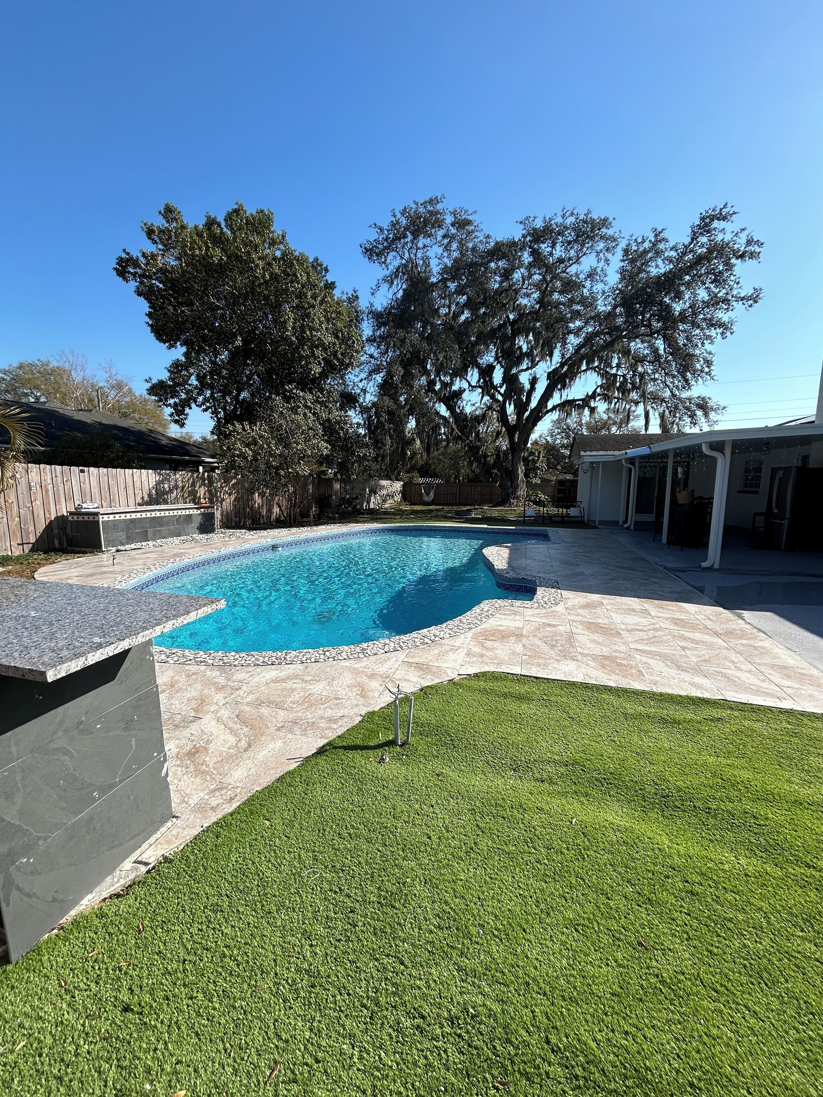 Una piscina al aire libre