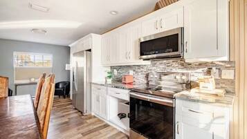 Kjøleskap, mikrobølgeovn, ovn og kokeplater