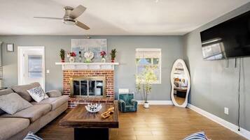 Smart TV, fireplace, books, stereo