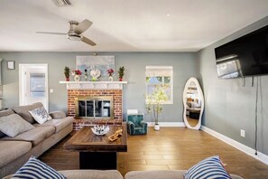 Smart TV, chimenea, libros y estéreo 