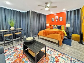 1 habitación, tabla de planchar con plancha, wifi y ropa de cama