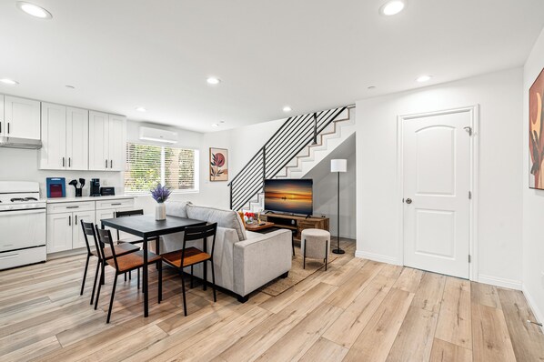 Interior - Lovely 2 floor, 3-bedroom house in Alhambra with AC (Alhambra)