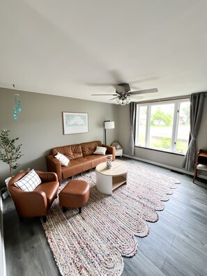 Smart TV, books, printers - Family & Pet-Friendly, Walk to Lake, Fire Pit (Ashland)