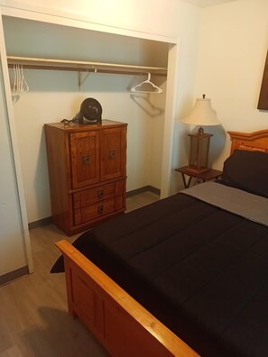 2 bedrooms, internet, bed sheets