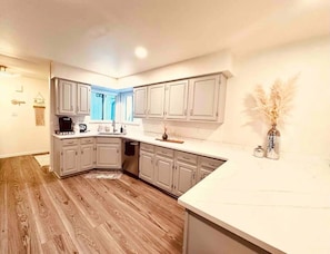 Refrigerador, microondas, horno, placa de cocina