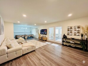 Smart-TV, Kamin, Tischfußball, Bücher