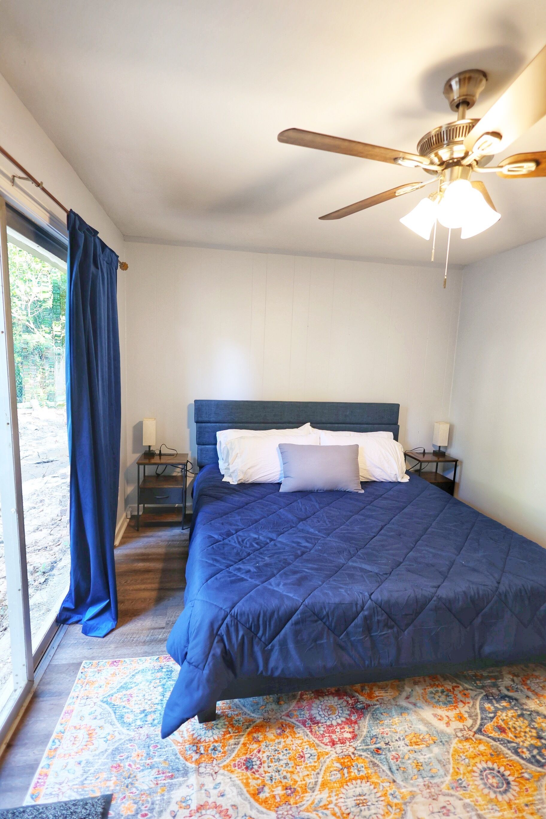 3 habitaciones, tabla de planchar con plancha y cuna de viaje 