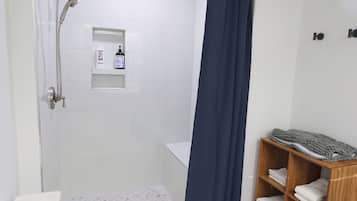 Douche, sèche-cheveux, serviettes fournies, savon