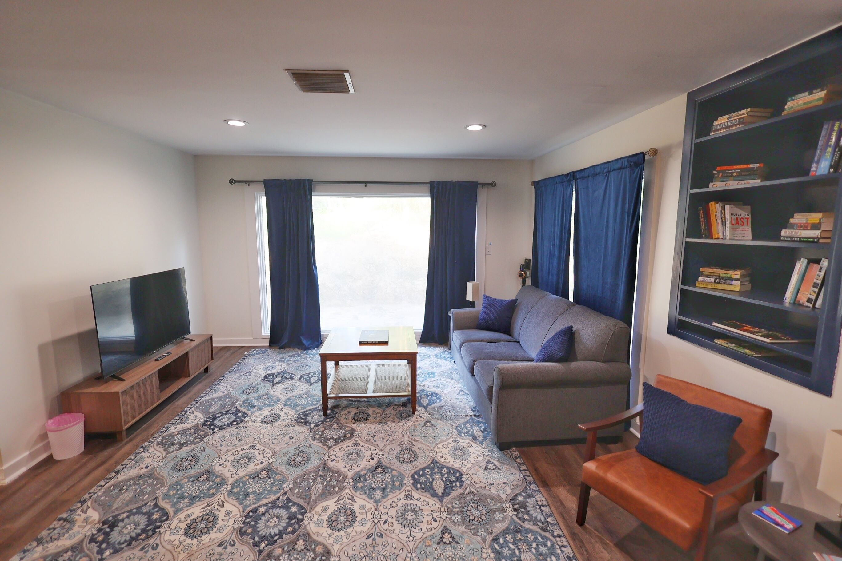 Een smart-tv, boeken, een muziekbibliotheek en een computerscherm