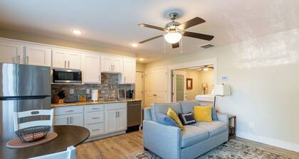 Charming guest house on private property with AC in quiet part of Ozark
