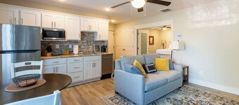 Charming guest house on private property with AC in quiet part of Ozark