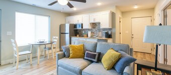 Charming guest house on private property in quiet part of Ozark
