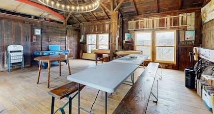 Bright and beautiful lake view home w/deck, grill & games room