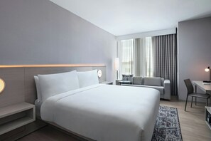 Safe på rommet, skrivebord og skrivebord for bærbar PC