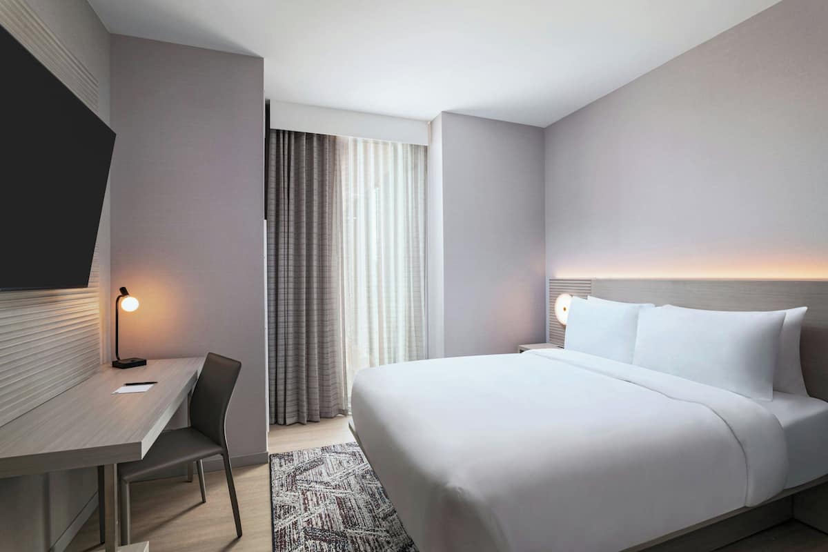 Room, 1 Queen Bed | In-room safe, desk, laptop workspace, iron/ironing board