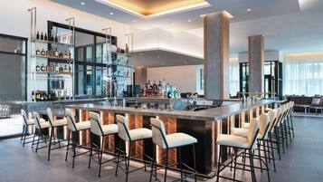 2 bars/lounges
