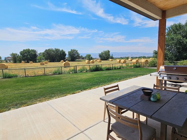 Outdoor dining - Experience Desert Gemini Ranch and the magic of the Colorado high desert (Fruita)