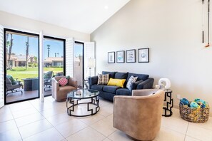 TV connectée, cheminée, écrans d'ordinateur, imprimantes