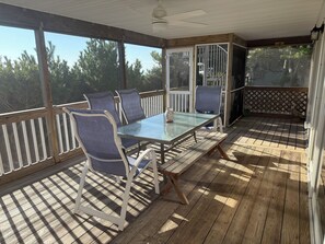 Outdoor dining - Salty Paws Beach Cottage - Just Steps From the Shoreline! (Bethany Beach)