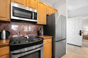 Condo (3 Bedrooms) | Cocina privada | Microondas, horno, lavavajillas y cafetera y tetera