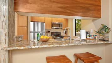 Condo (2 Bedrooms) | Private kitchen | Microwave, oven, dishwasher, coffee/tea maker