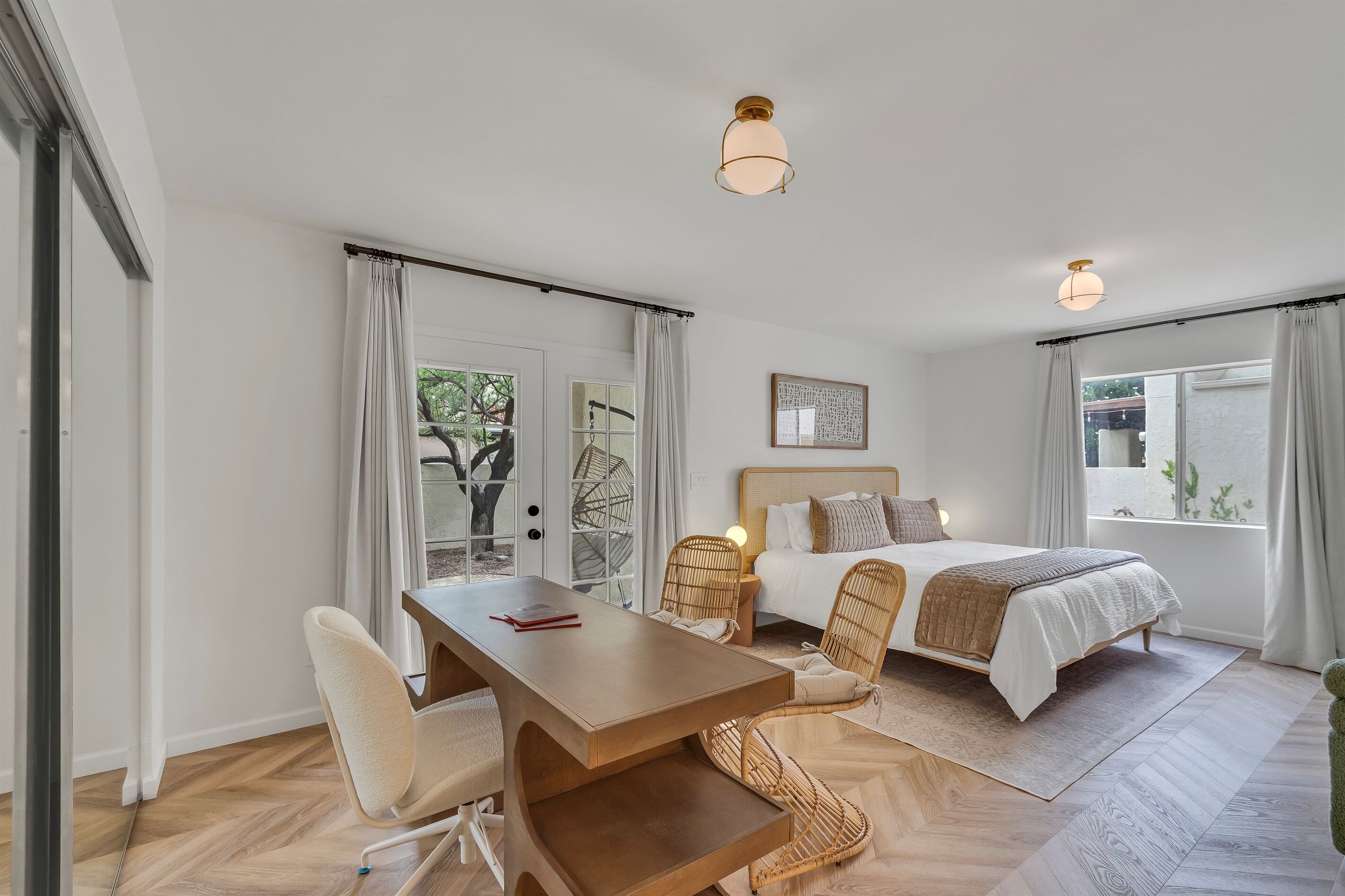 3 bedrooms, desk, iron/ironing board, travel crib