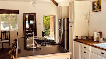 Fridge, oven, stovetop, coffee/tea maker