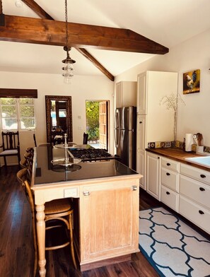 Refrigerador, horno, parrilla de estufa y cafetera y tetera 