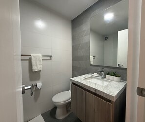 Dusche, Haartrockner, Handtücher, Seife