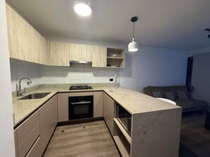 Wasserkocher mit Kaffee-/Teezubehör, Kühlschrank, Mikrowelle, Ofen