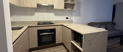 Coffee/tea maker, fridge, microwave, oven