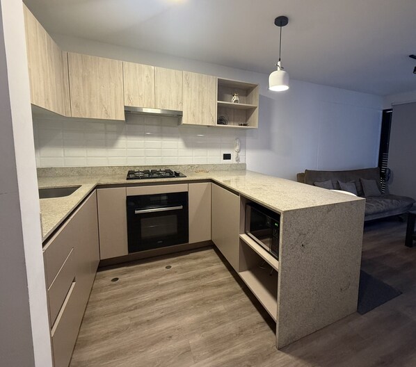 Wasserkocher mit Kaffee-/Teezubehör, Kühlschrank, Mikrowelle, Ofen