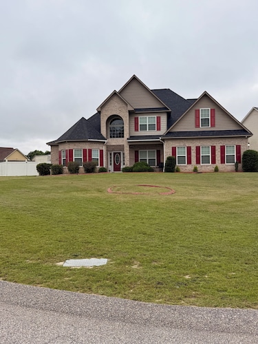 Tranquil 4-bedroom 3 bath spacious modern house.