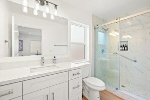 Hair dryer, towels, soap, toilet paper - 2 Floor, 3-bedroom house in awesome Alhambra w/ AC, WIFI and Garage Parking (Alhambra)