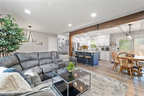 The Seasons - Family Friendly in the 'Burbs!