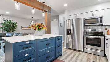 Kjøleskap, mikrobølgeovn, ovn og kokeplater