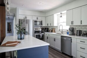 Køleskab, mikrobølgeovn, ovn, kogeplade