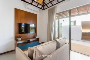 Villa básica | Zona de estar | Smart TV de 32 pulgadas con canales digitales