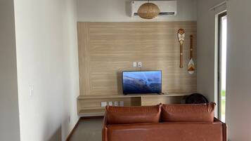 Villa | Zona de estar | Smart TV de 32 pulgadas con canales digitales