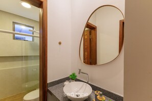 Eenvoudig appartement | Badkamer | Een douche