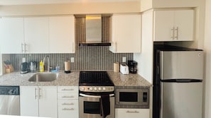 Apartamento luxo, 1 quarto, vista para a cidade | Cozinha privada | Geladeira grande, micro-ondas, fogão, cooktop