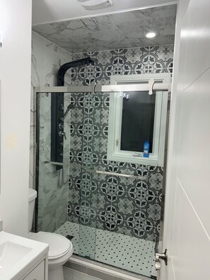 Baignoire à jets, sèche-cheveux, bidet, serviettes fournies