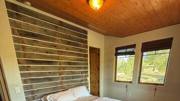 5 bedrooms, WiFi, bed sheets
