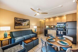 Condo clásico, 1 habitación, lanai, vista al océano | Área de sala de estar | Televisión LCD de 36 pulgadas con canales por cable 