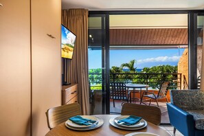 คลาสสิกคอนโด, 1 ห้องนอน, ระเบียง, วิวทะเล | บริเวณนั่งเล่น | ทีวีจอแอลซีดี 36 นิ้ว พร้อมช่องเคเบิล