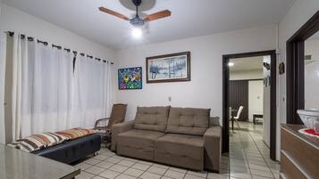 Vila básica | Área de estar | Smart TV 32 polegadas com canais digitais