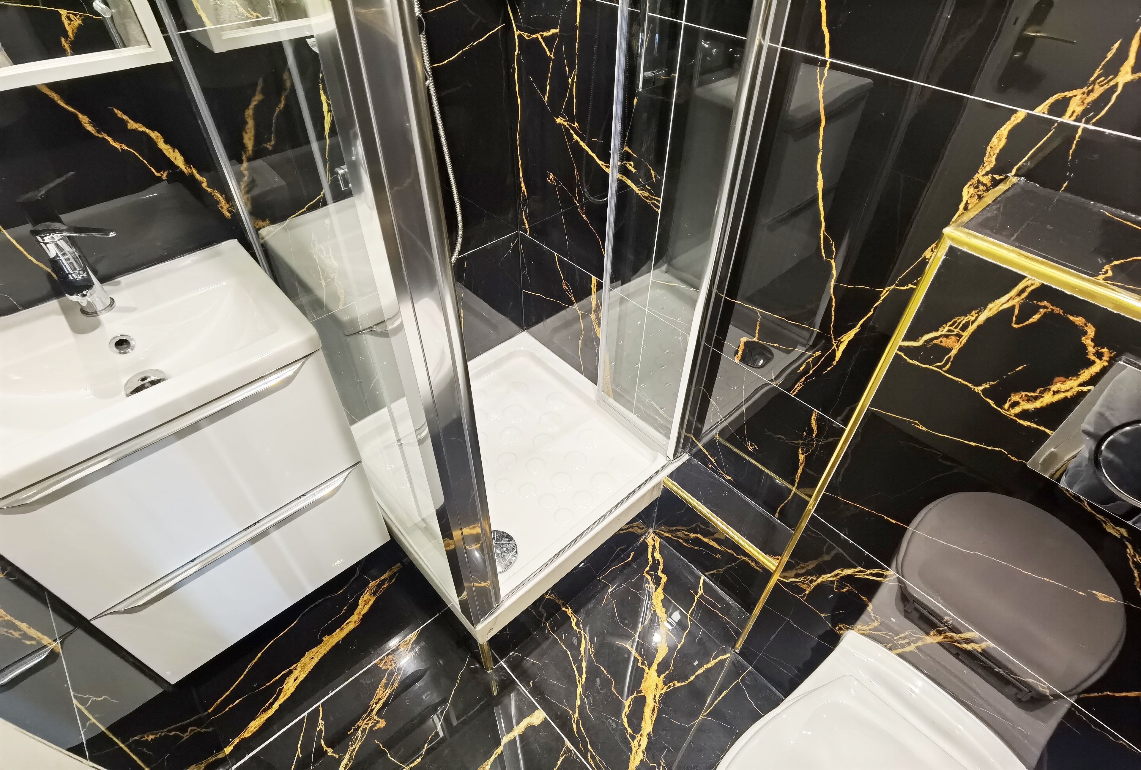 Regadera, secadora de cabello, toallas, jabón 