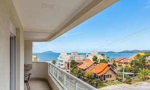 Ein Balkon mit Blick auf das Meer und die Bebauung.