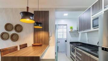 Apartamento básico | Cozinha privada | Talheres/pratos/utensílios de cozinha