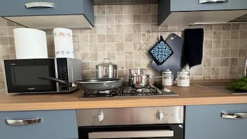 Kühlschrank, Mikrowelle, Ofen, Herdplatte